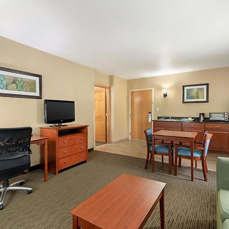 Best Western Plus Платсбърг Екстериор снимка