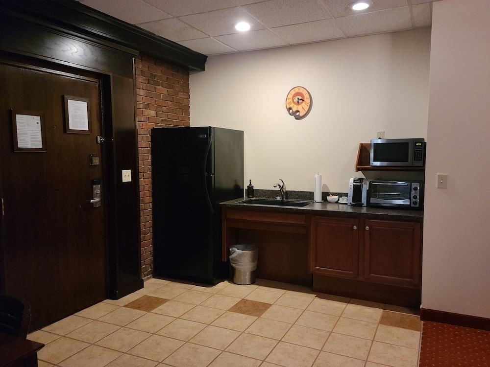 Best Western Plus Платсбърг Екстериор снимка