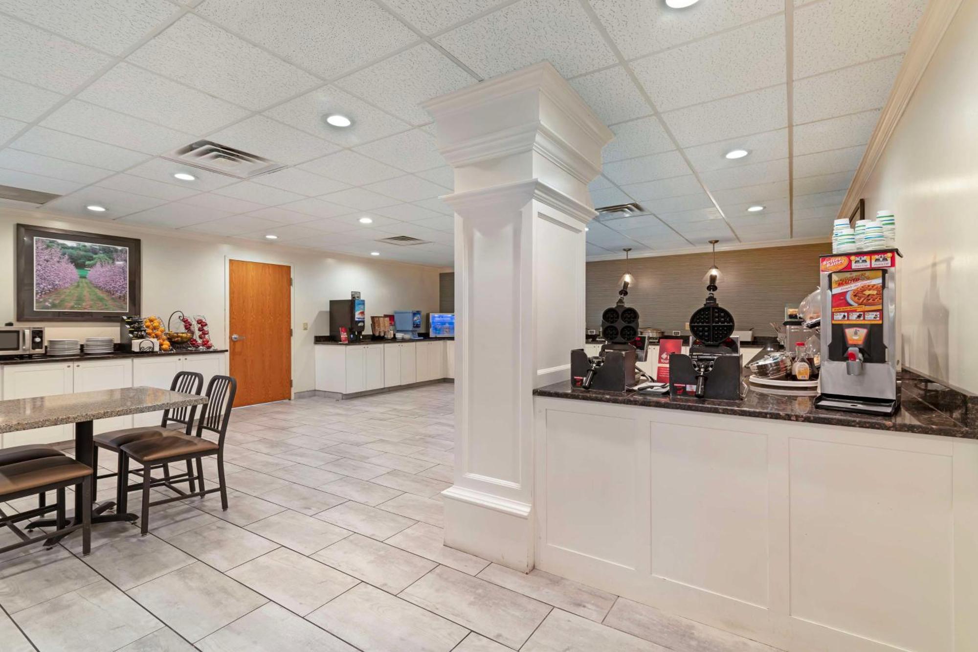Best Western Plus Платсбърг Екстериор снимка