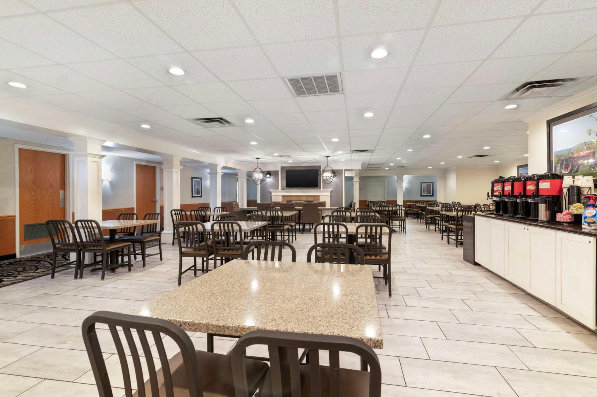 Best Western Plus Платсбърг Екстериор снимка