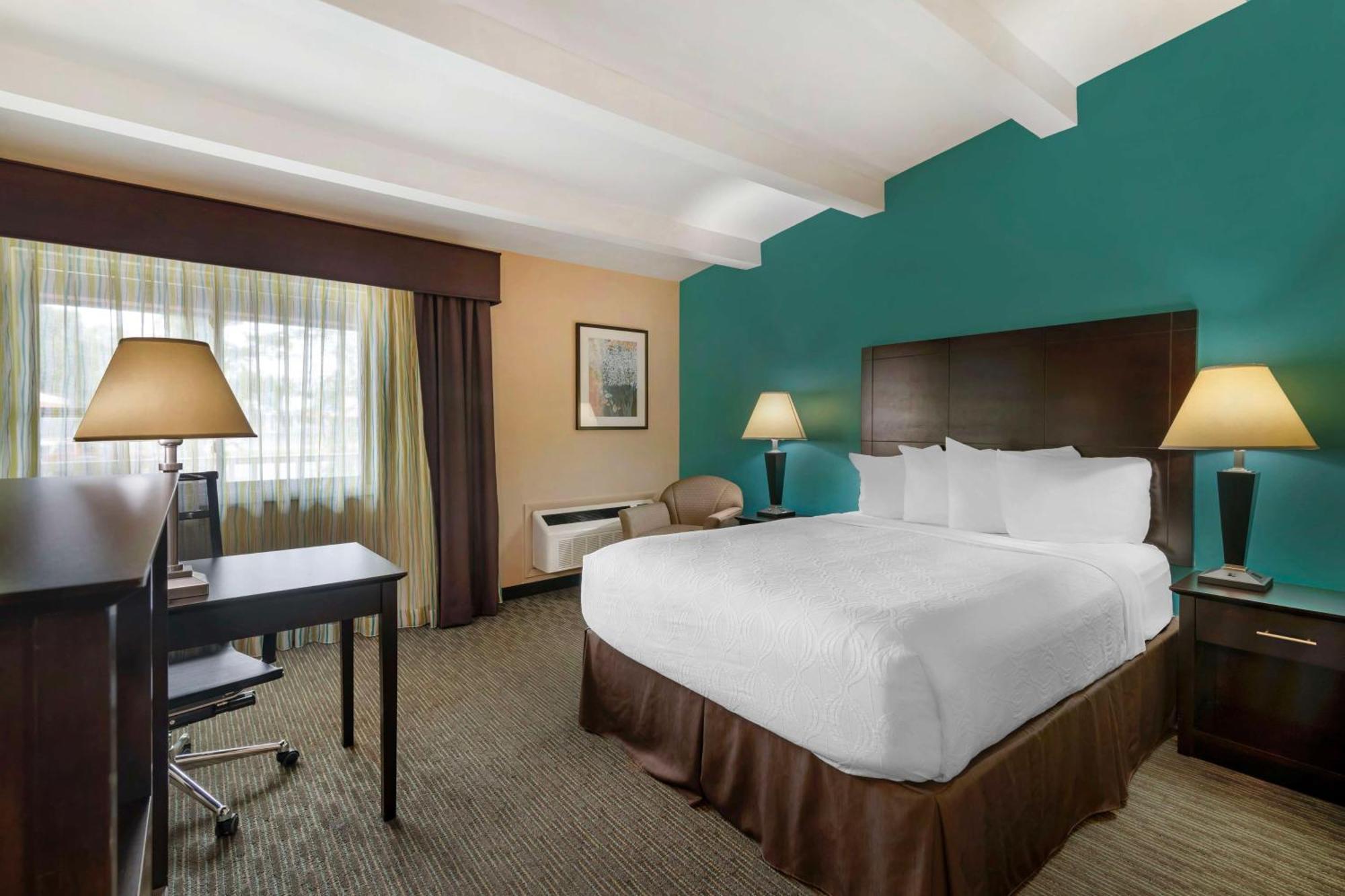 Best Western Plus Платсбърг Екстериор снимка