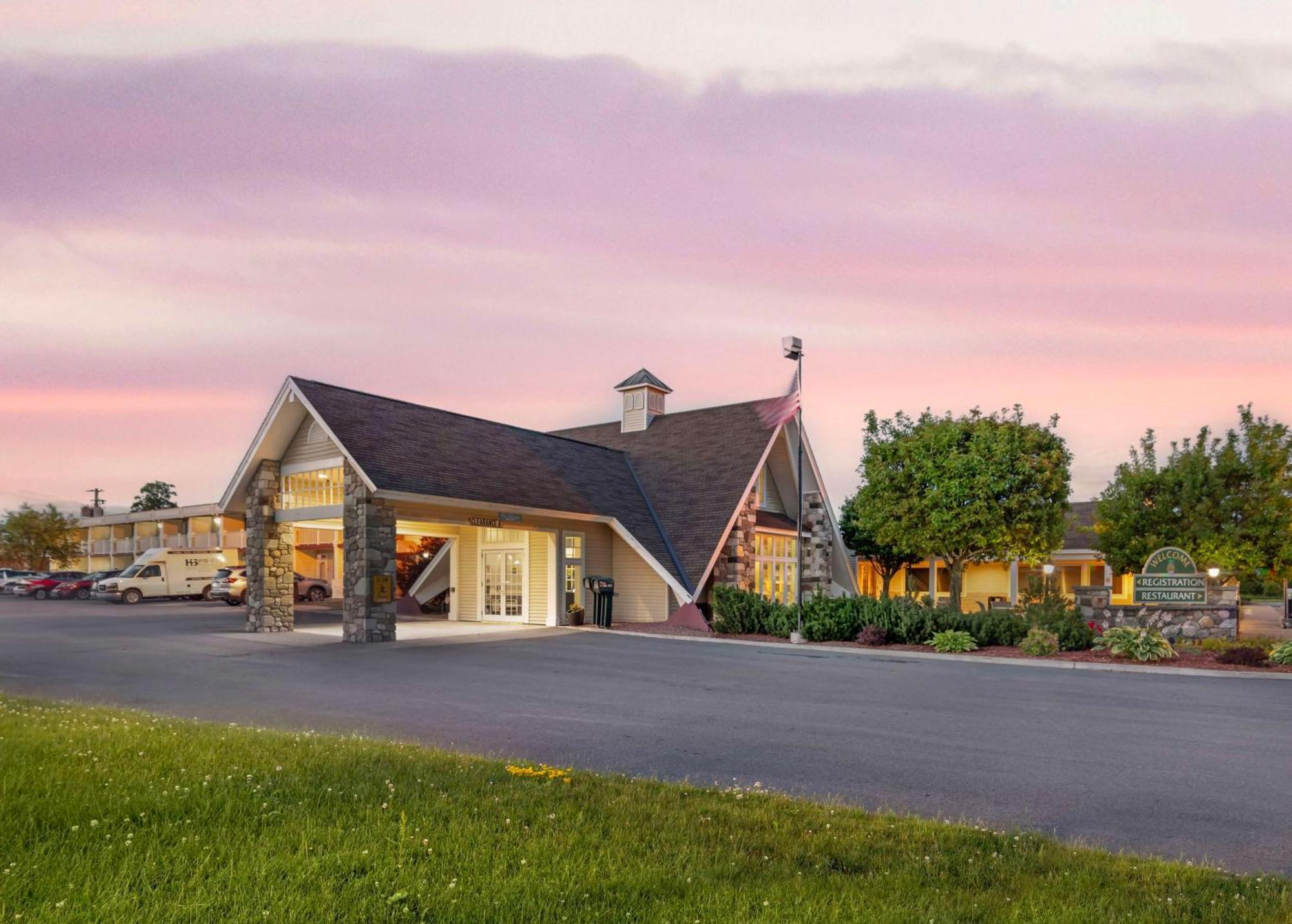 Best Western Plus Платсбърг Екстериор снимка